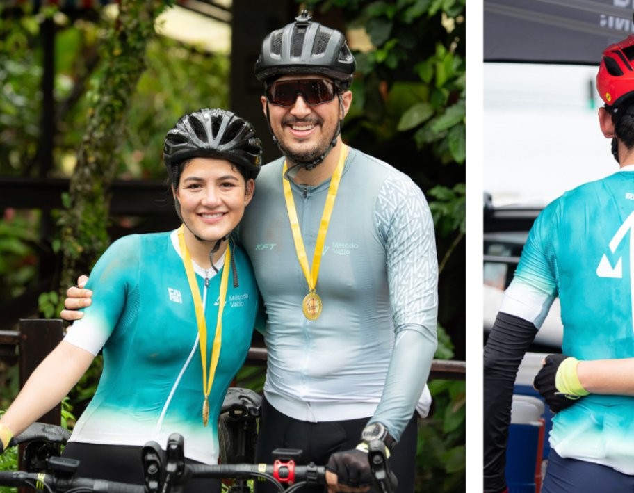 Pareja de ciclistas con medalla, equipo Método Vatio